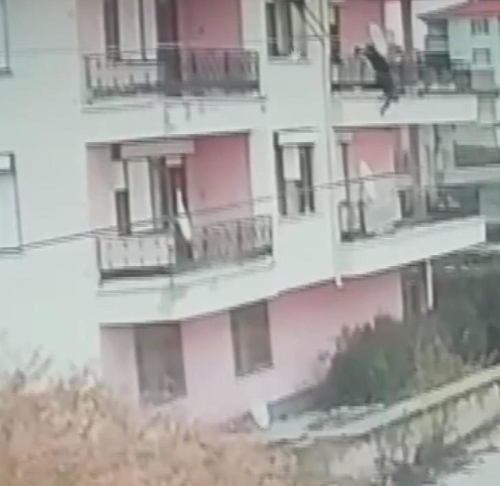 Korkunç anları kendi kamerası kaydetti! Anten tamir ederken balkondan baş aşağı düştü...  G2