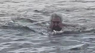 Sıra dışı yeni yıl karşılaması... Usta oyuncu Erdal Özyağcılar, yeni yılı denizde karşıladı!