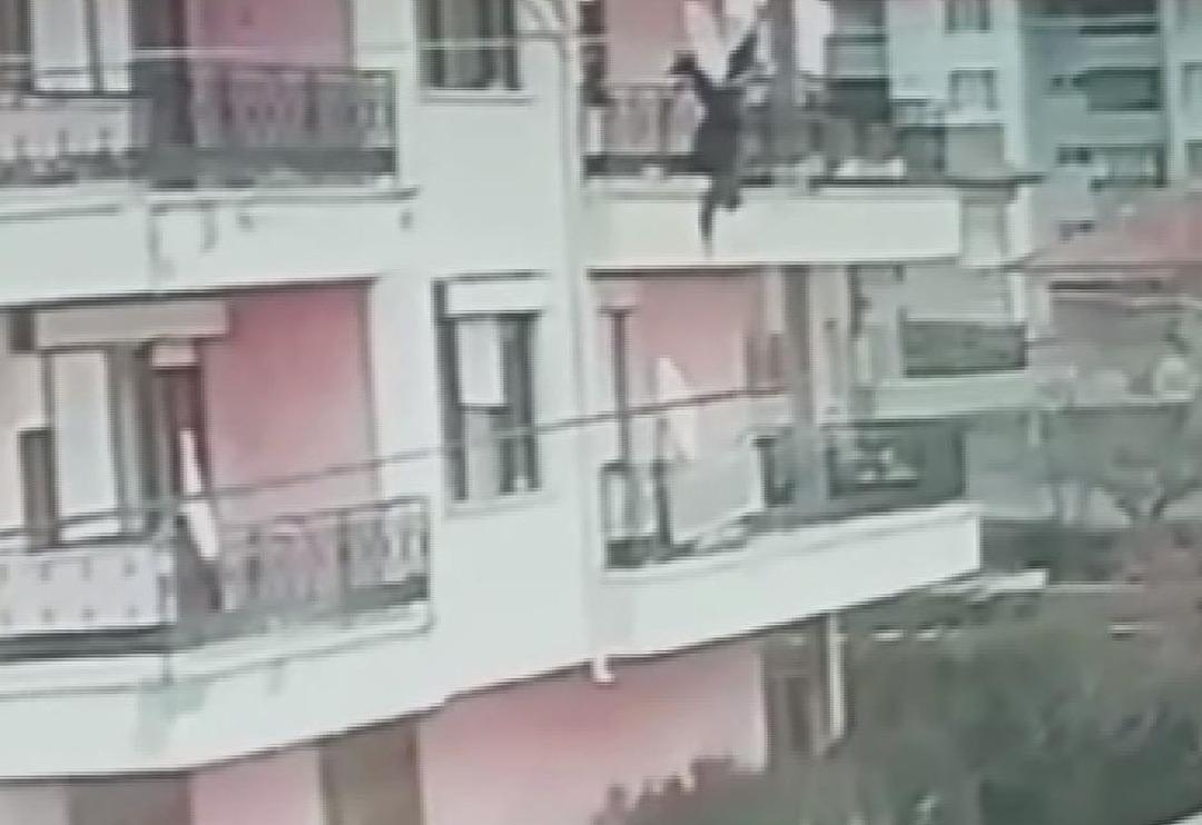 Korkun&ccedil; anları kendi kamerası kaydetti! Anten tamir ederken balkondan baş aşağı d&uuml;şt&uuml;... 