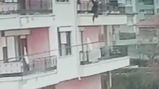 Korkunç anları kendi kamerası kaydetti! Anten tamir ederken balkondan baş aşağı düştü... 