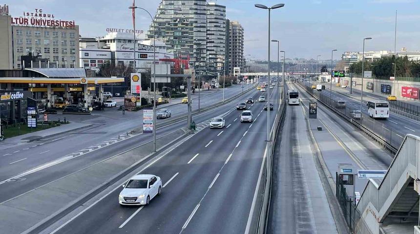 İstanbul'da yeni yılın ilk günü yollar bomboş kaldı: Trafik yoğunluğu yüzde 1'e düştü