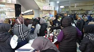 İndirimi duyanlar oraya akın etti: İzdiham yaşandı! 10'arlı gruplar halinde içeri alınsalar da...