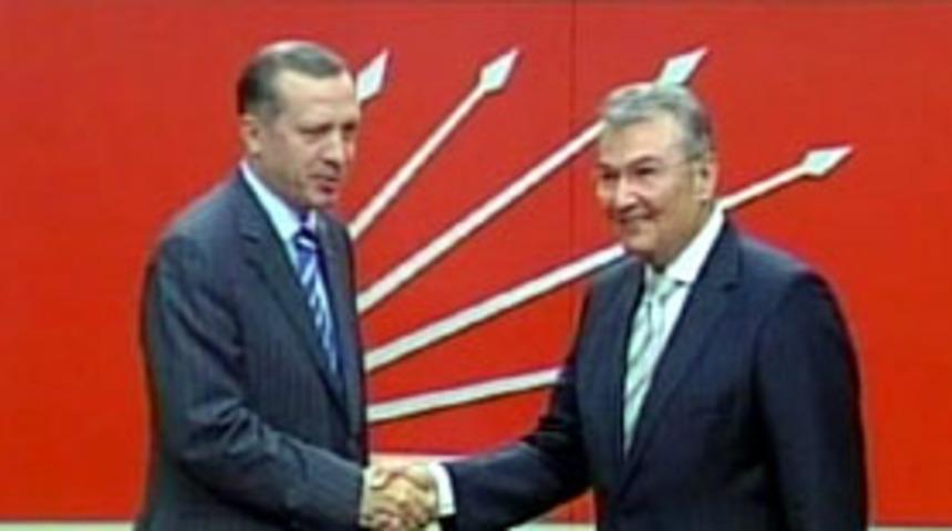 Erdoğan Baykal'a ibrik hediye etti