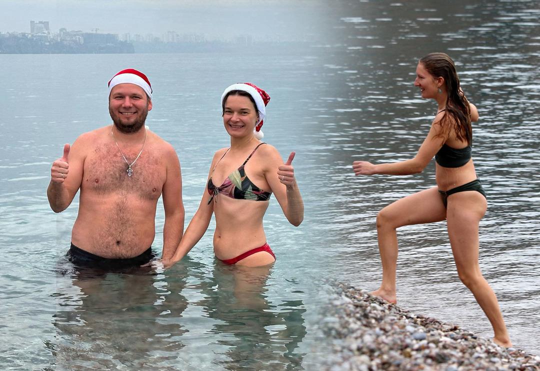 'Su &ccedil;ok sıcak! Banyo yapıyor gibiyiz' Yeni yılın ilk g&uuml;n&uuml;nde Antalya'da denize girdiler