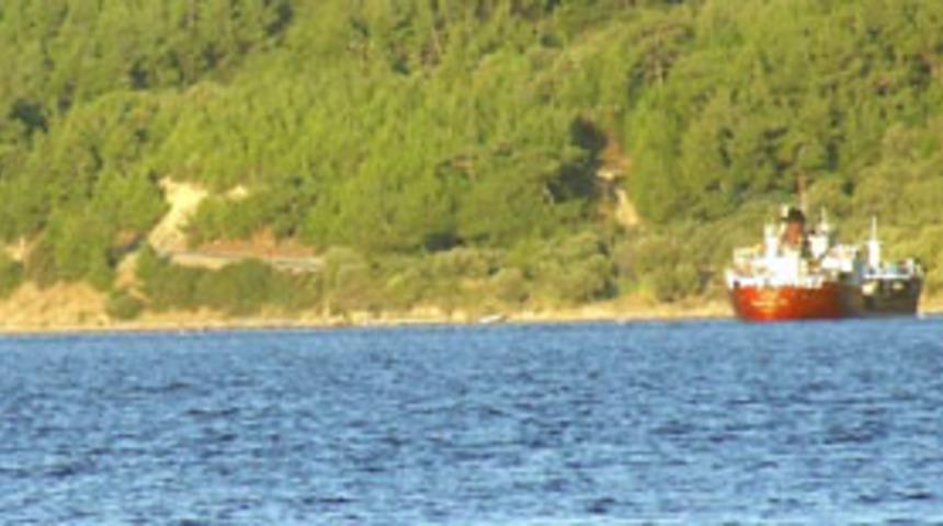 T&uuml;rk bayraklı y&uuml;k gemisi karaya oturdu