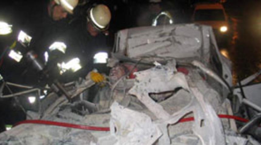 Tır'a &ccedil;arpan otomobilde 2 kişi yanarak &ouml;ld&uuml;