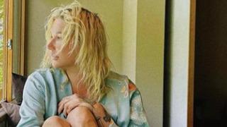 Ünlü şarkıcı Kesha’nın banyo selfie’si gündem oldu: Pantolonunu indirip paylaştı