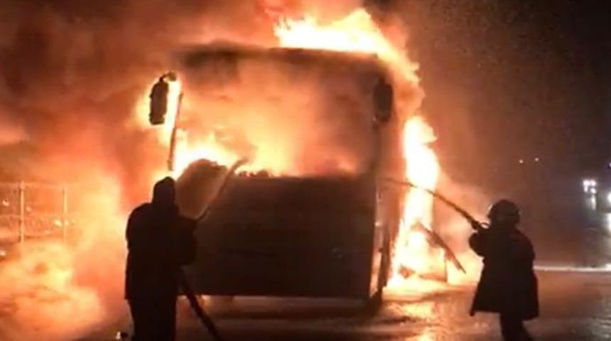 Korku dolu anlar! Mersin'de otobüs alev alev yandı