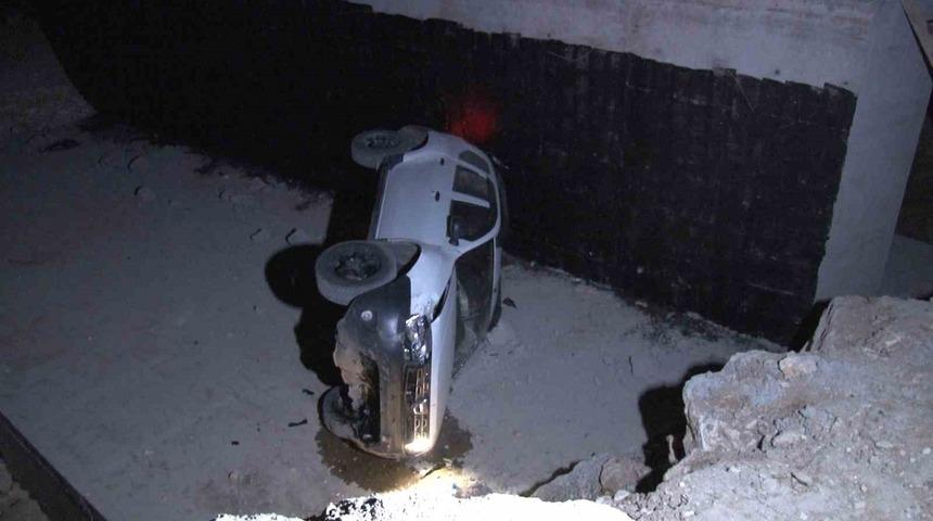 Bursa’da otomobil 4 metre yükseklikten dereye uçtu