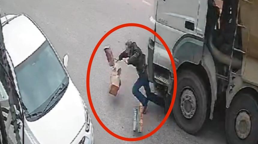 Bursa’da yolun karşısına geçmeye çalışan yaya hafriyat kamyonunun altında kaldı