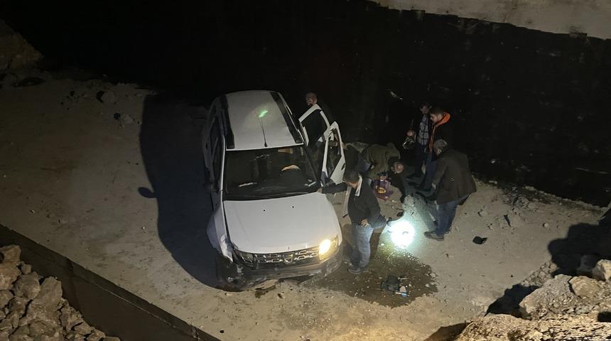 Bursa'da yol çalışması yapılan inşaat alanına düşen otomobilin sürücüsü yaralandı