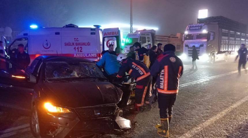 Malatya'da iki otomobil çarpıştı 1 kişi öldü, 5 kişi yaralandı