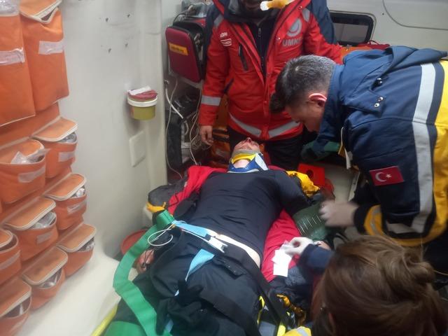 Ağrı Dağı'nda zirveye yakın bölgede düşerek yaralanan Ukraynalı turist kurtarıldı