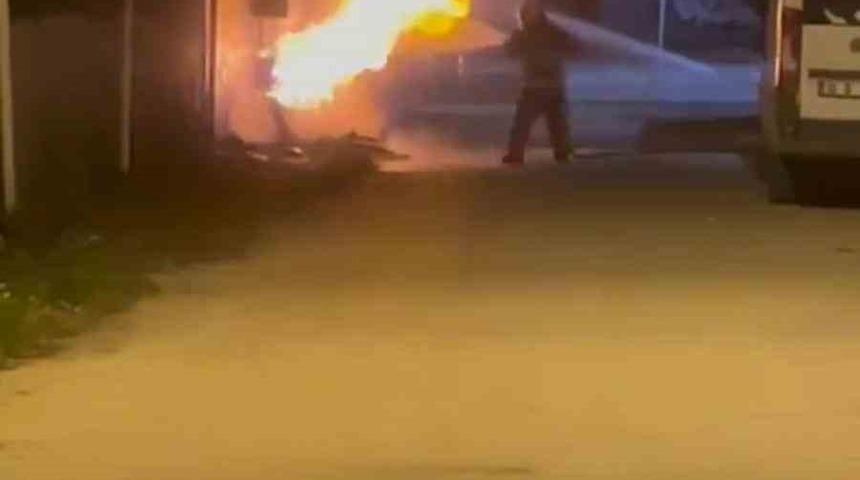 Patlayan doğal gaz borusundan çıkan yangın itfaiye ekiplerince söndürüldü