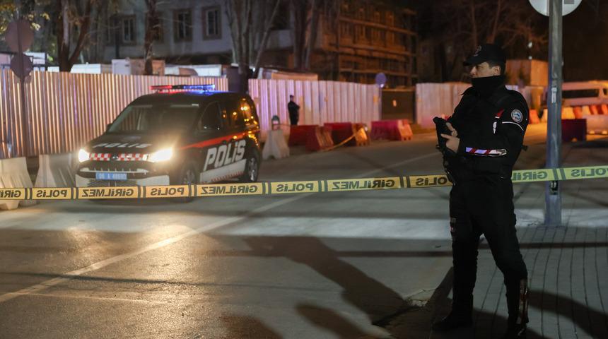 İçişleri Bakanlığı önünde şüpheli davranışlarda bulunan kişi yaralı yakalandı