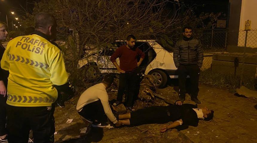 Adana'da iki otomobilin çarpışması sonucu 5 kişi yaralandı