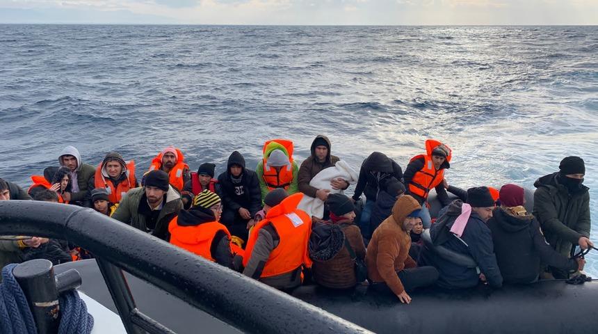 Ayvalık açıklarında 55 düzensiz göçmen kurtarıldı