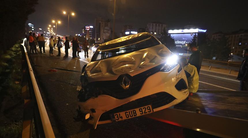 Ümraniye'de devrilen otomobilin sürücüsü yaralandı
