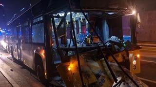 Şişli'de feci kaza! İETT otobüsü park halindeki kamyona çarptı, yaralılar var