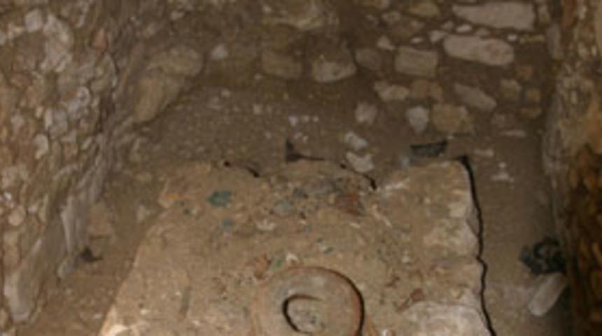 Bodrum'da 6 oda mezar bulundu