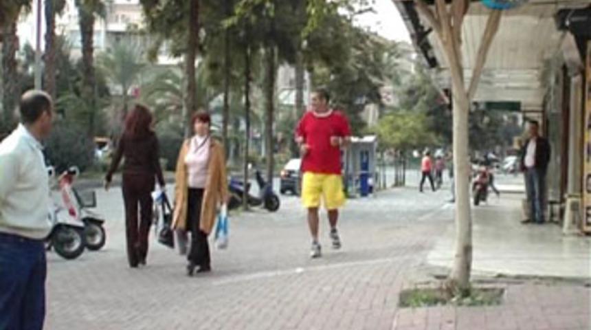 Geri geri koşan adamın garip sporu