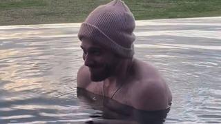 Erdal Özyağcılar'dan sonra şimdi de Kerem Bürsin yılbaşında buz gibi havuza atladı...