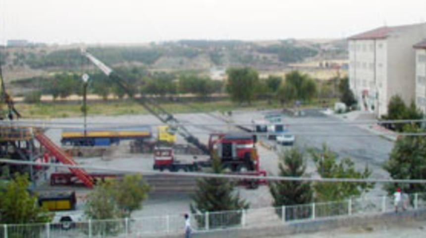 Bah&ccedil;esinden petrol &ccedil;ıkan okul