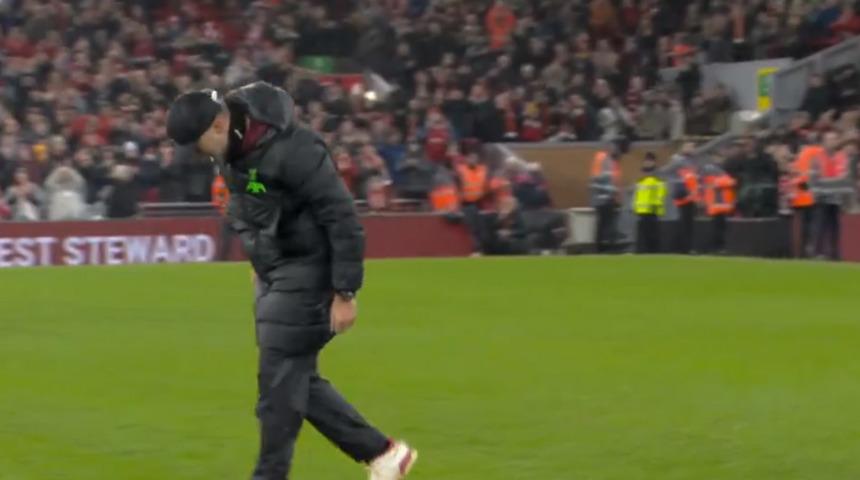 Liverpool teknik direktörü Jürgen Klopp, taraftarı selamlarken evlilik yüzüğünü düşürdü! O eğlenceli anlar milyonlarca kez izlendi...