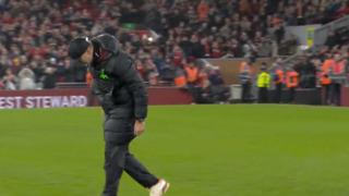 Liverpool teknik direktörü Jürgen Klopp, taraftarı selamlarken evlilik yüzüğünü düşürdü! O eğlenceli anlar milyonlarca kez izlendi...