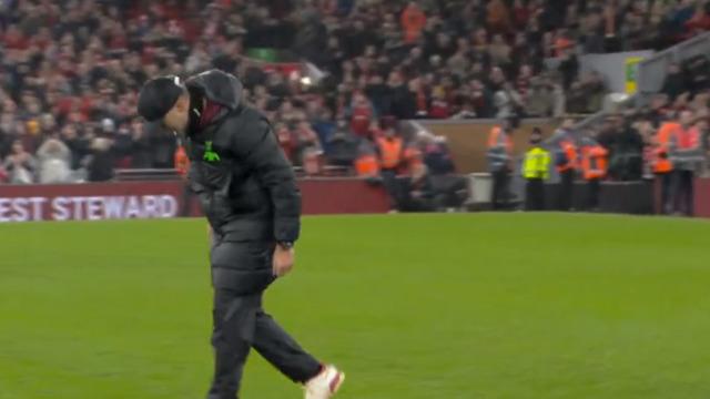 Liverpool teknik direktörü Jürgen Klopp, taraftarı selamlarken evlilik yüzüğünü düşürdü! O eğlenceli anlar milyonlarca kez izlendi...