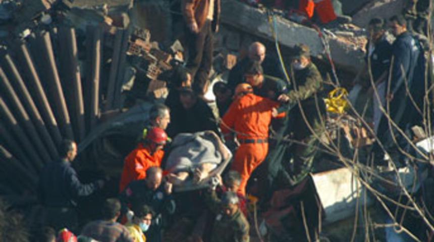 Enkazdan 6 yaralı &ccedil;ıkarıldı