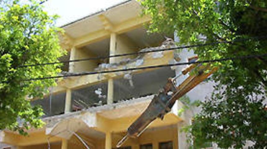 Bayrampaşa'da 3 katlı bir bina &ccedil;&ouml;kt&uuml;