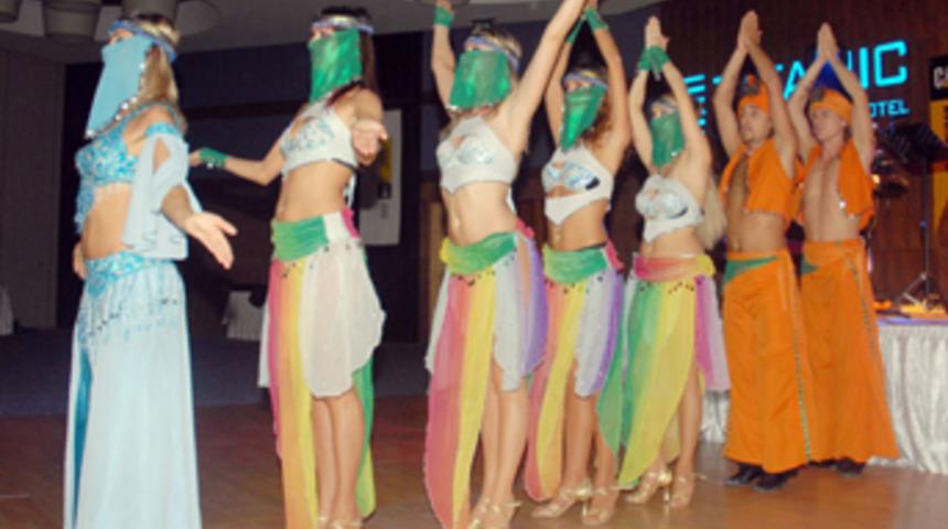 Antalya'da Rus rev&uuml; kızları b&uuml;y&uuml;ledi