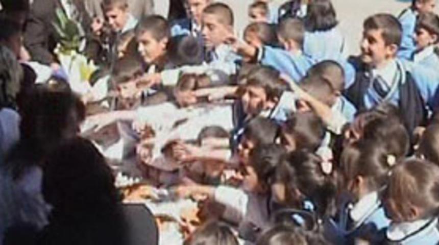 Okulda &ccedil;ikolata izdihamı