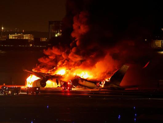 Tokyo'da 2 uçak pistte çarpıştı! Korkunç anlar