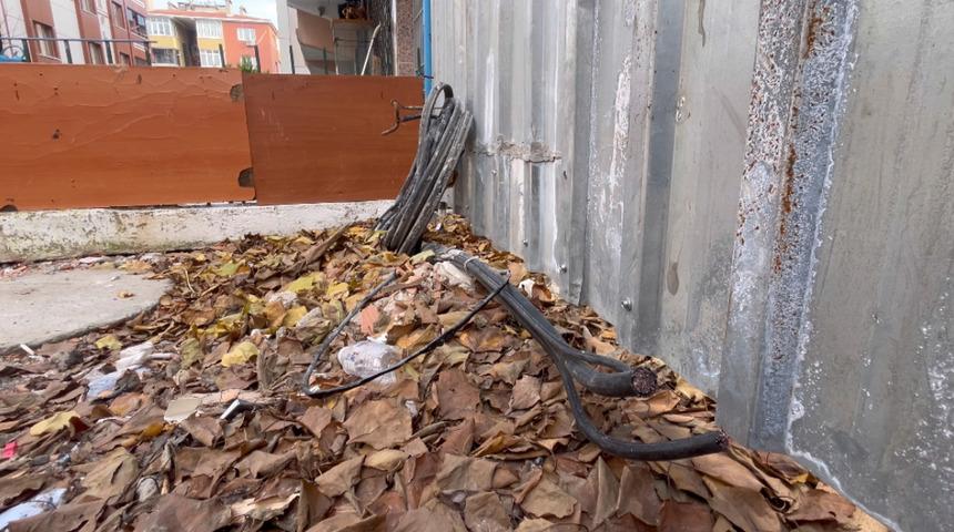 Sokaktaki internet kablolarını testere ile kesti, sebebi şoke etti! 'Kalabalık yapıyorlardı'