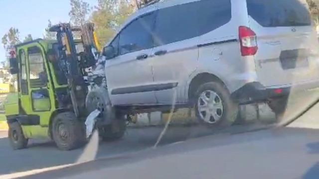Şanlıurfa’da ilginç görüntü! Aracın forklift ile taşınması 'Pes' dedirtti