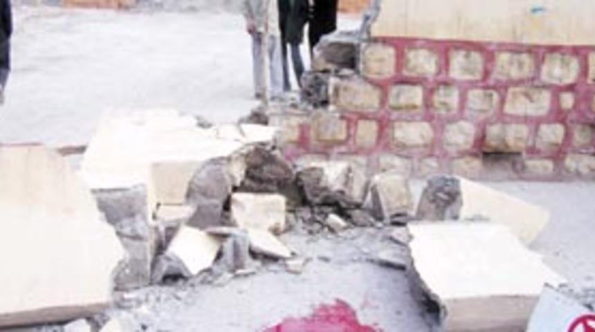 Duvarın altında kalan &ccedil;ocuk &ouml;ld&uuml;