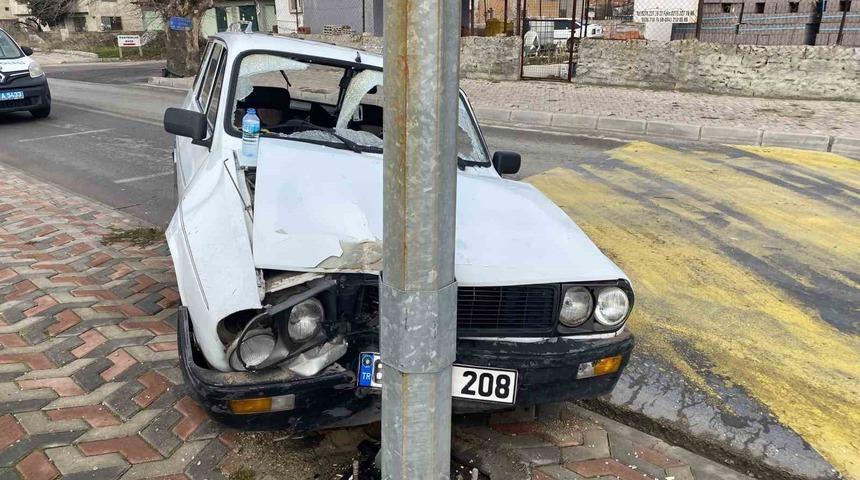 Uşak’ta otomobil elektrik direğine çarptı: 2 yaralı