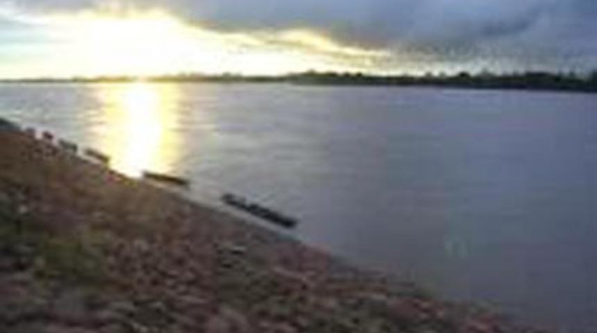 Nehirden &ccedil;ıkan yılan şans dağıtıyor