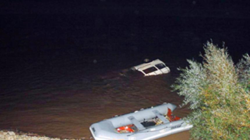 Minib&uuml;s &Ccedil;orum Nehri'ne u&ccedil;tu 5 kişi kayıp