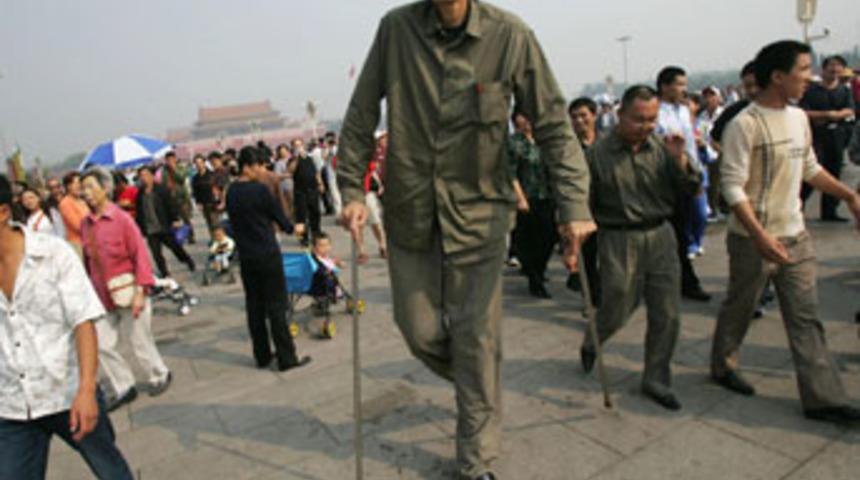 D&uuml;nyanın en uzun kollarıyla 2 yunusu kurtardı