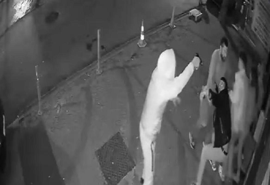 İstanbul'da kan donduran olay! Silahı kafasına dayadı, aracıyla ezmeye &ccedil;alıştı... İşte o anlar