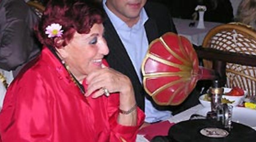 M&uuml;zeyyen Senar yoğun bakımda