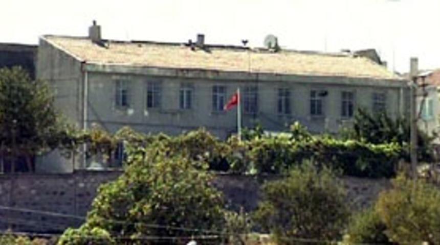 5 gardiyan tutuklandı