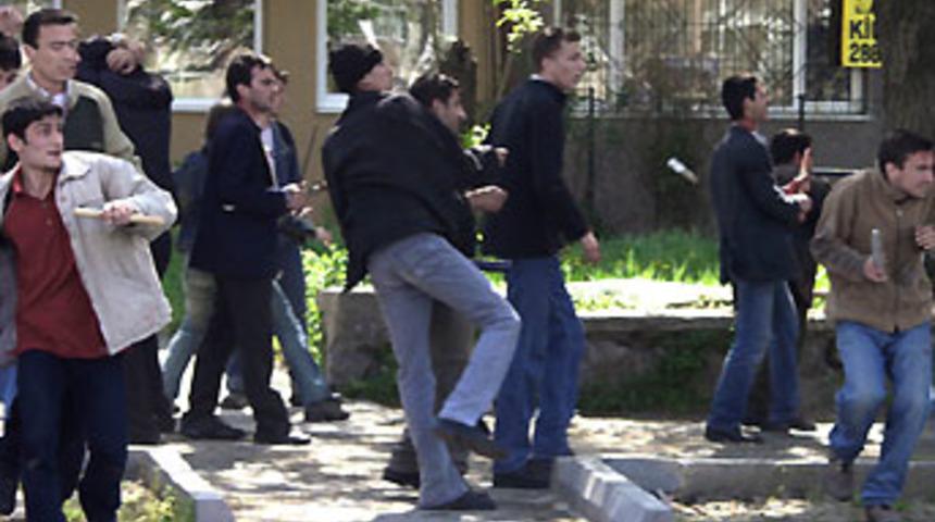 &Ouml;ğrenciler satırla birbirlerine girdi