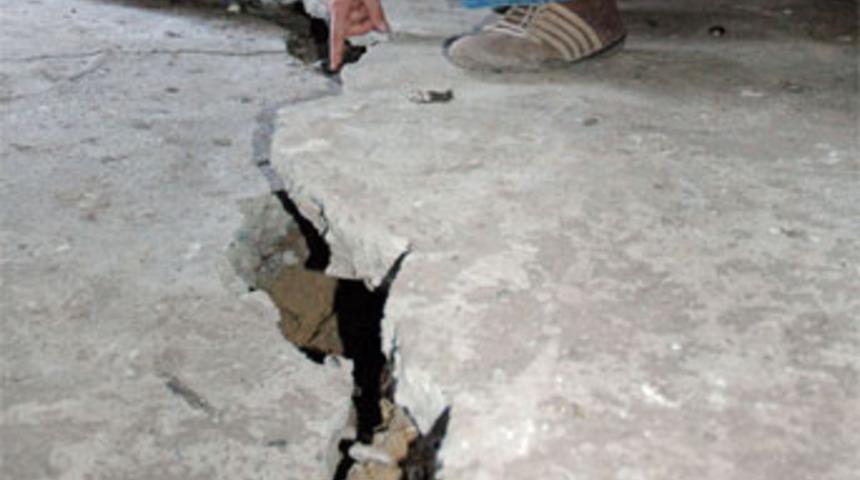 Kaynarca'da toprak kayması