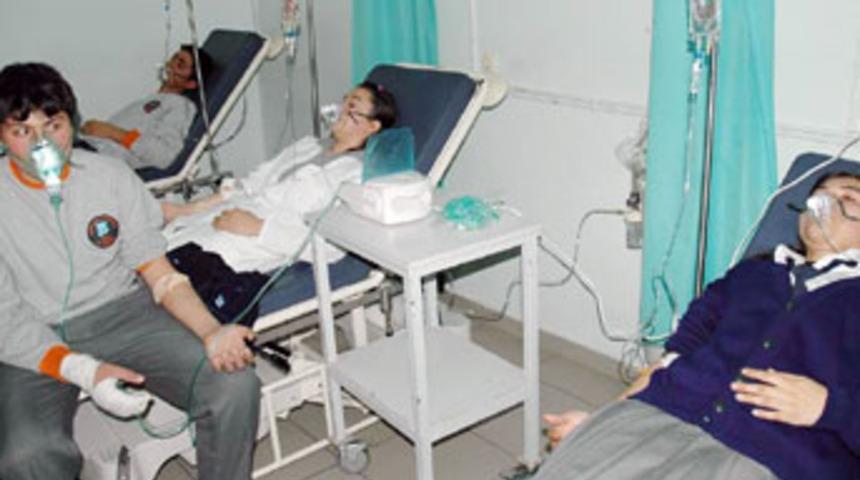 &Ouml;ğrenciler deneyde zehirlendi