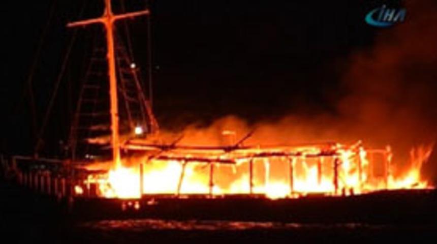 Alanya'da tur gemisinde patlama