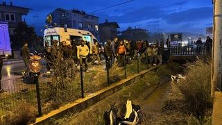 Muğla'da otomobille çarpışarak kanala düşen iki motosikletteki 3 kişi yaralandı